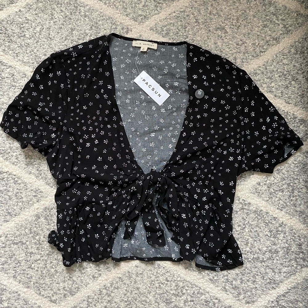 l.a. hearts pacsun tie front top in black w/ white floral print — size med